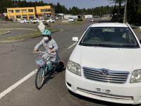 自動車の脇を通るには？