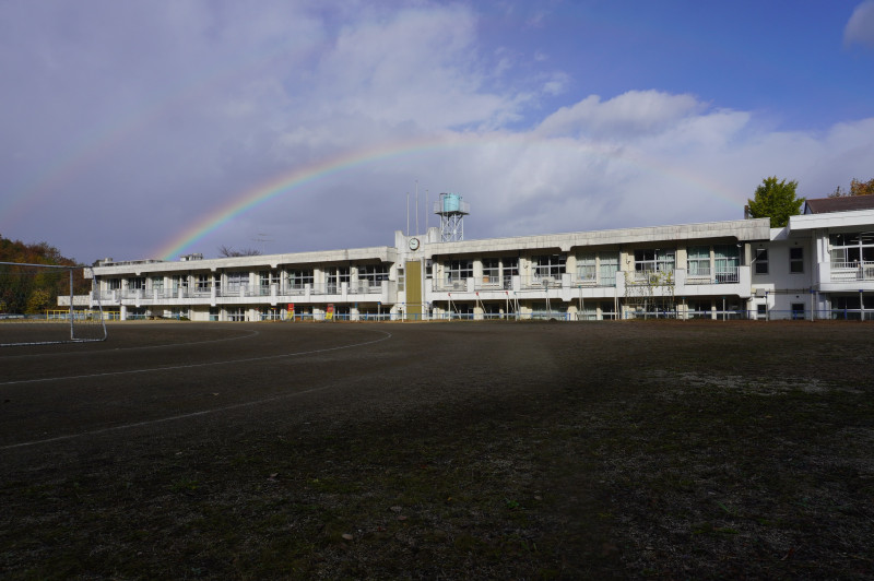 校舎　虹