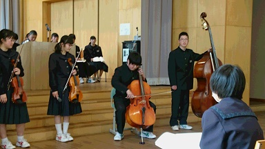 生徒会入会式器楽部紹介の様子