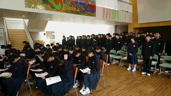 生徒会入会式校歌披露の様子